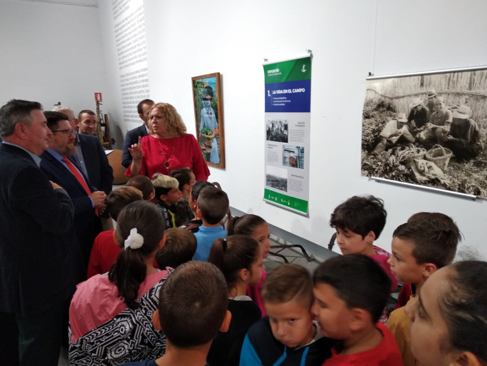 Grupo La Caña inaugura la exposición 'Retrospectiva de nuestra agricultura. 40 años de agricultura'